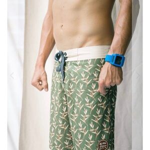 OF ONE SEA RT: $50 Men's Townshorts in Torch Ginger Green Seagrass size 32